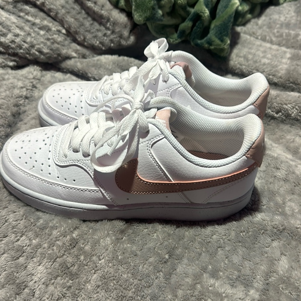 Light pink nike shoes